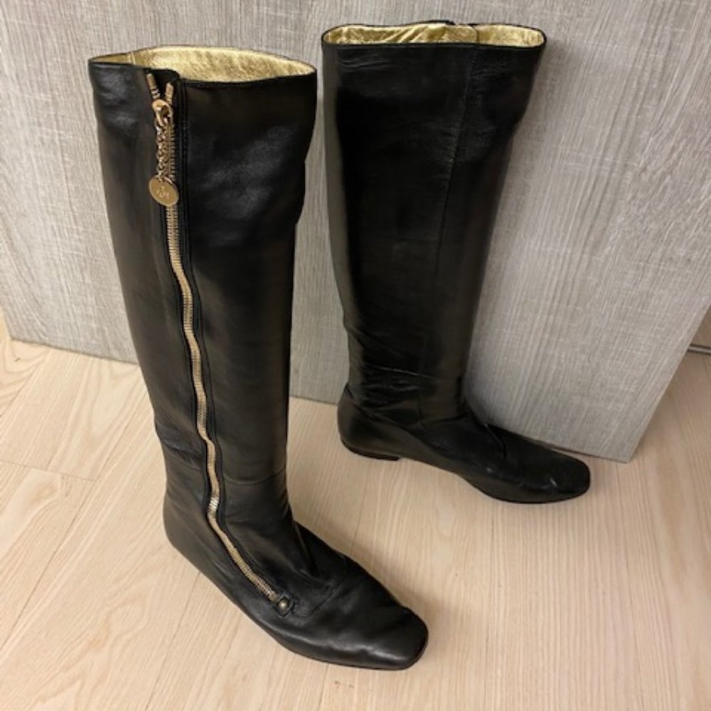 GUCCI black flat boots! Leather, knee high, Gold side zip and interior. AMAZING!